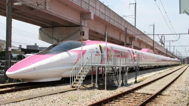 日本推出以Hello Kitty為主題的子彈頭列車