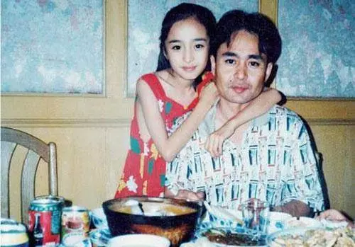 小糯米長開了漂亮,楊冪整沒整容女兒是最好的證明咩!