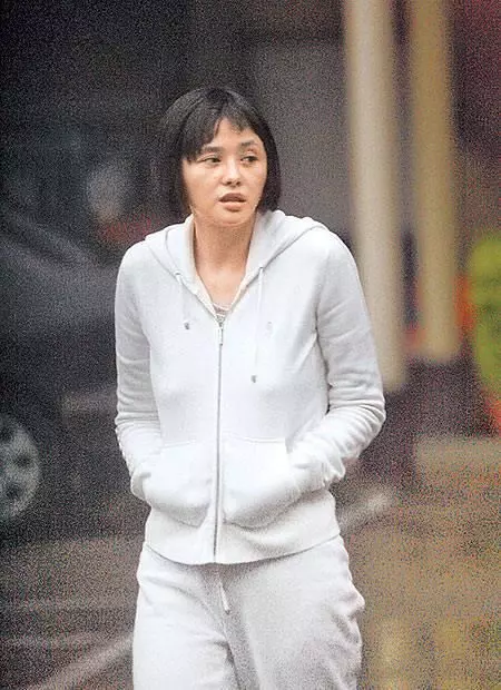兩次自毀星途,閃婚嫁小15歲鮮肉,42歲的她沙灘大秀身材!