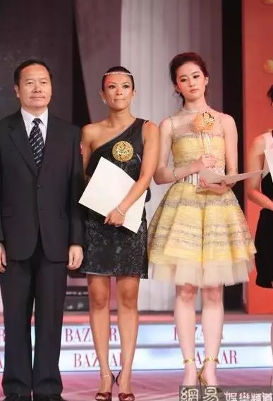 劉亦菲10年前和章子怡周迅平起平坐,章子怡站她身邊黑的像個煤球!