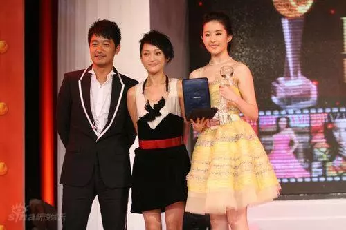 劉亦菲10年前和章子怡周迅平起平坐,章子怡站她身邊黑的像個煤球!