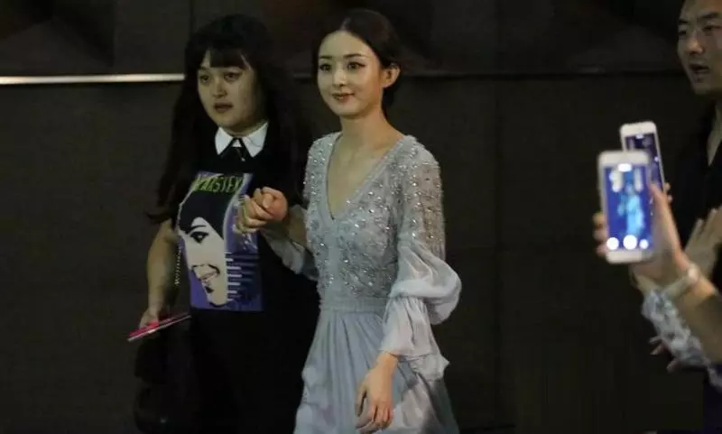 穿深V秀身材顯尷尬四大女星,趙麗穎第四,劉亦菲第二,第一服氣!