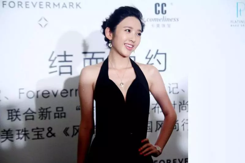 穿深V秀身材顯尷尬四大女星,趙麗穎第四,劉亦菲第二,第一服氣!