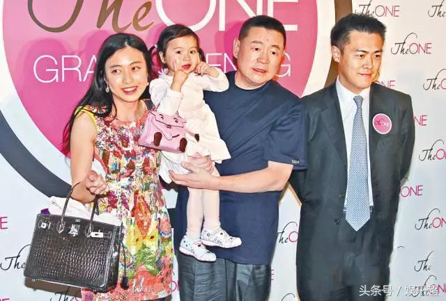 41歲甘比與40歲吳佩慈對比,這差距還真大,難怪她未能嫁入豪門!