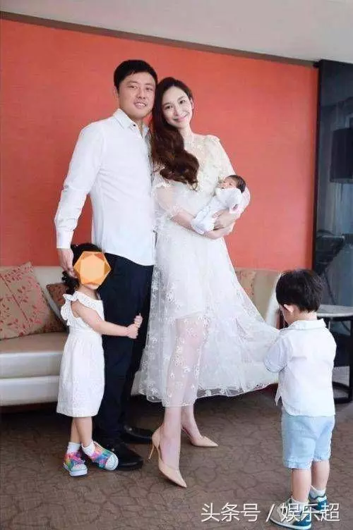 41歲甘比與40歲吳佩慈對比,這差距還真大,難怪她未能嫁入豪門!