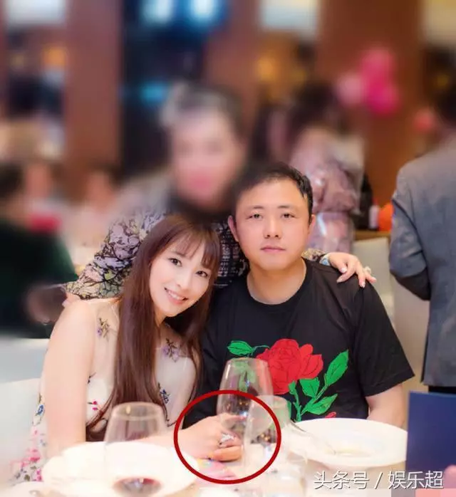 41歲甘比與40歲吳佩慈對比,這差距還真大,難怪她未能嫁入豪門!