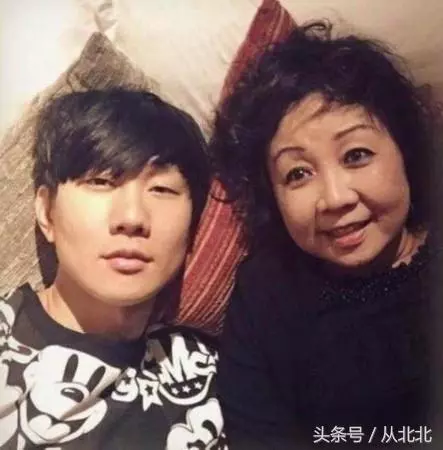 32個明星的媽媽,劉亦菲、井柏然長得不如媽媽,張柏芝媽媽不好看