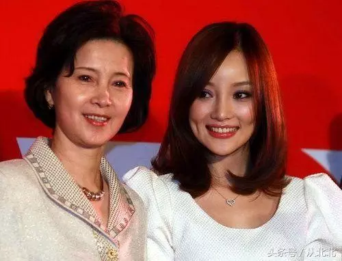 32個明星的媽媽,劉亦菲、井柏然長得不如媽媽,張柏芝媽媽不好看