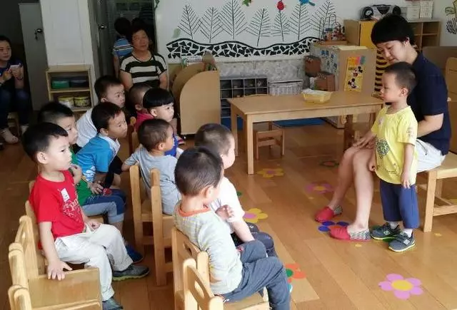 和前夫離婚後,他一直不讓見兒子,偷偷去幼兒園探望,結果我懵了