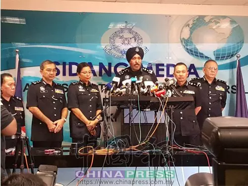 納吉及子女家  起獲得1億1600萬   足足用了6台數鈔機
