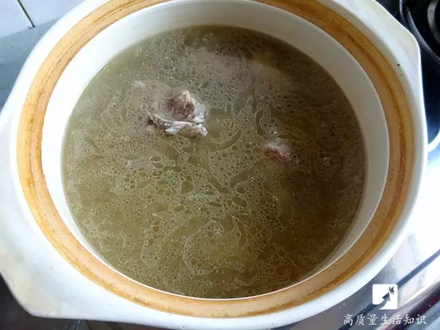 3秒去除雞湯和火鍋裡的浮油,這方法太神奇了!