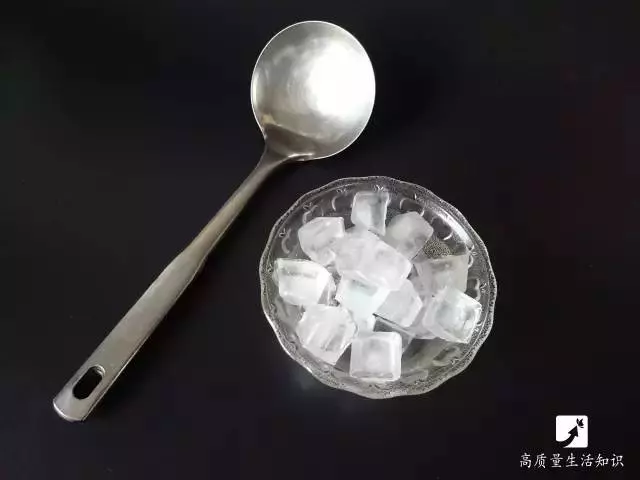 3秒去除雞湯和火鍋裡的浮油,這方法太神奇了!