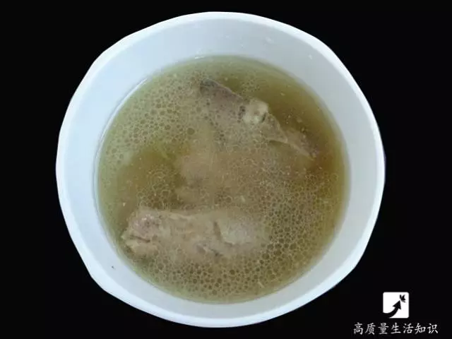 3秒去除雞湯和火鍋裡的浮油,這方法太神奇了!