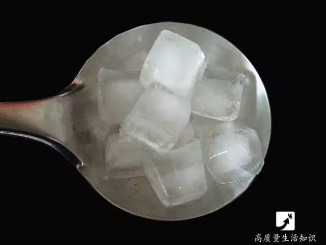 3秒去除雞湯和火鍋裡的浮油,這方法太神奇了!
