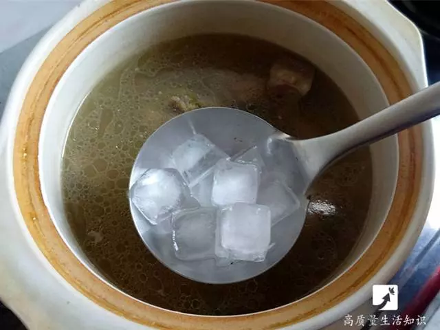 3秒去除雞湯和火鍋裡的浮油,這方法太神奇了!
