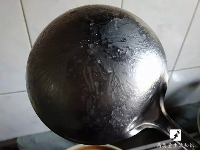 3秒去除雞湯和火鍋裡的浮油,這方法太神奇了!