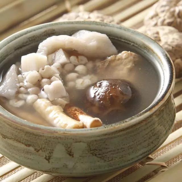 老媽跟鄰居廣東靚姨學了幾道老火湯的做法,夏天喝祛濕又解暑