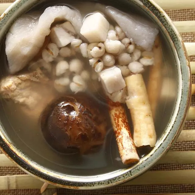 老媽跟鄰居廣東靚姨學了幾道老火湯的做法,夏天喝祛濕又解暑