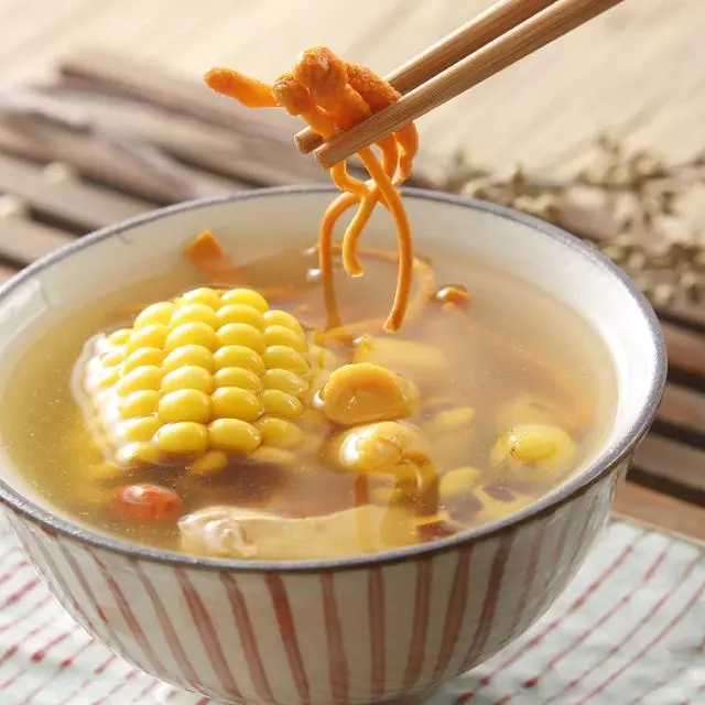 老媽跟鄰居廣東靚姨學了幾道老火湯的做法,夏天喝祛濕又解暑