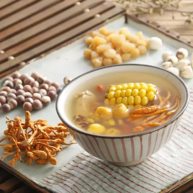 老媽跟鄰居廣東靚姨學了幾道老火湯的做法,夏天喝祛濕又解暑