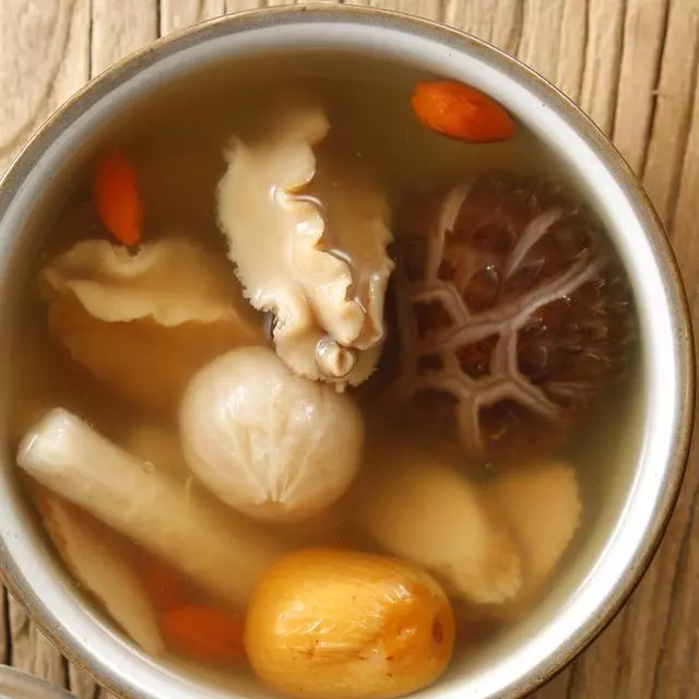 老媽跟鄰居廣東靚姨學了幾道老火湯的做法,夏天喝祛濕又解暑