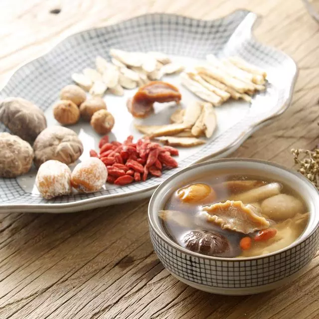 老媽跟鄰居廣東靚姨學了幾道老火湯的做法,夏天喝祛濕又解暑
