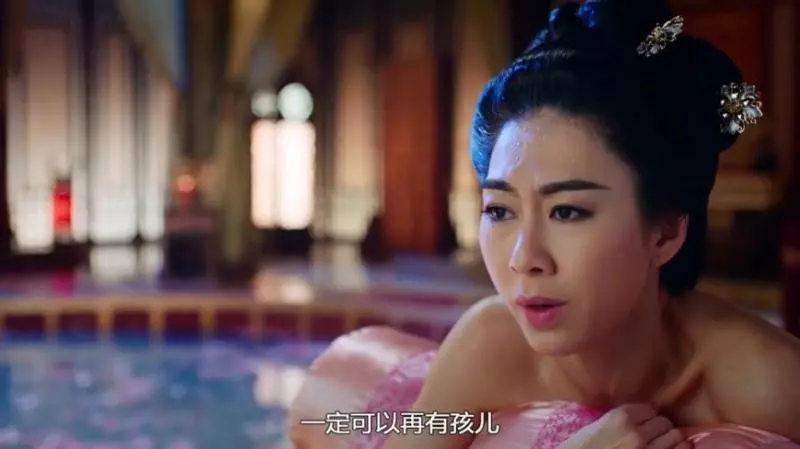 【深宮記】胡定欣為生仔半裸上陣,美臀任宮女狂打20下!