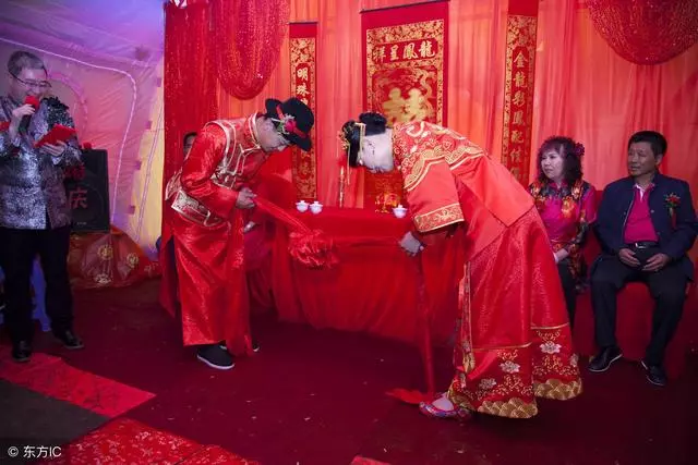 新婚夜看到禮金單,我要和大學閨蜜絕交,老公卻說一切都是他的錯