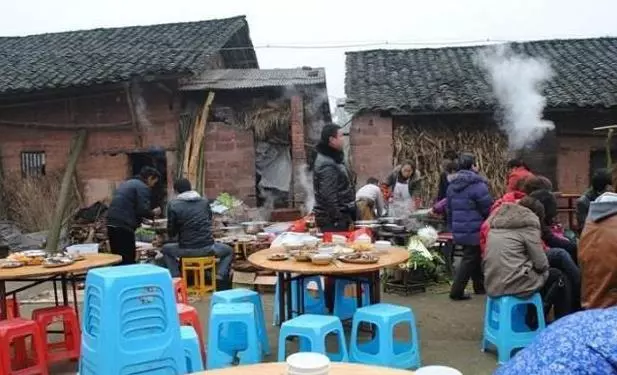 離世女兒突然開豪車回來,她做了一頓飯,母親深夜悄悄報了警