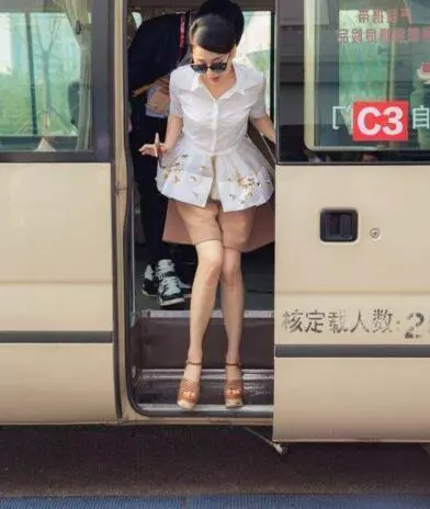 明星下車的瞬間,楊冪趙麗穎姿勢優雅,唯獨她下車時驚艷全場-