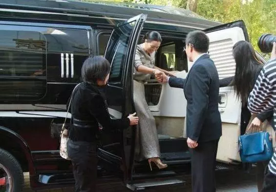 明星下車的瞬間,楊冪趙麗穎姿勢優雅,唯獨她下車時驚艷全場-