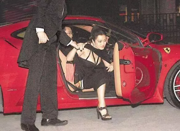 明星下車的瞬間,楊冪趙麗穎姿勢優雅,唯獨她下車時驚艷全場-