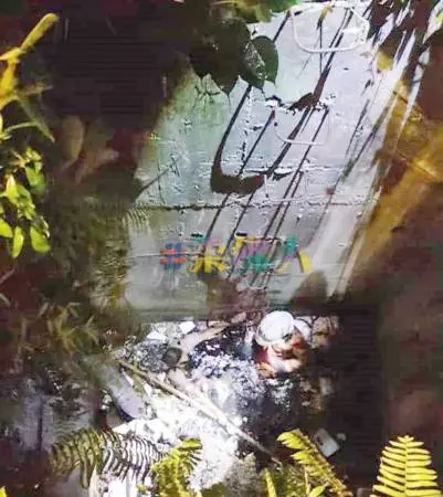 疑路滑連人帶摩哆墜25呎深溝 騎士捉住梯架保命