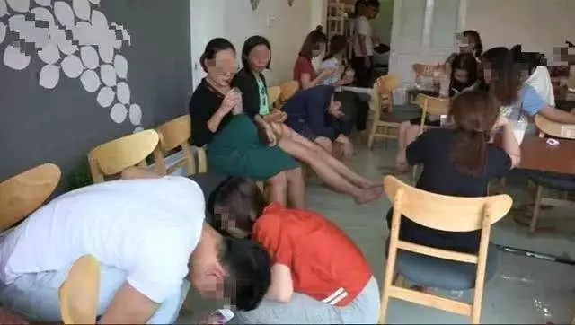 全網最火的創意咖啡店,老闆地上養魚,顧客爆滿:邊喝咖啡邊魚療