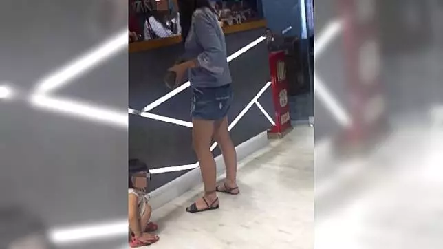 她放任女兒「店內隨便尿」還嗆聲:尿很髒? 惡行被錄下「對孩子更誇張」根本不配當媽媽