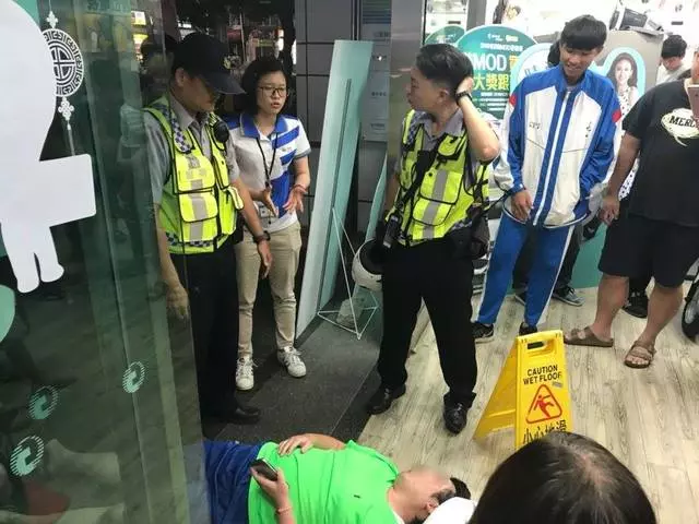 大叔辦不到499「賴在地上」阻電信關門 後方少年「臉上暗露玄機」讓大家笑翻