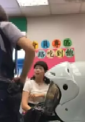 大媽在通訊行跳針「我是顧客欸」逼店員加班 女警到場「超霸氣處理」終於讓她安靜