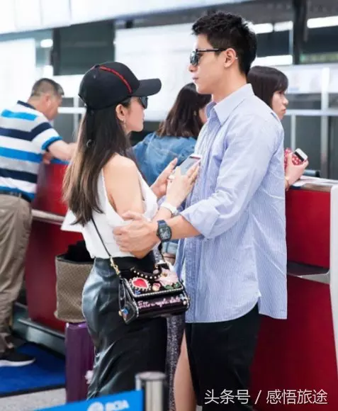 李冰冰和小16歲男友機場秀恩愛,難捨難分,網友:實在看不下去了!