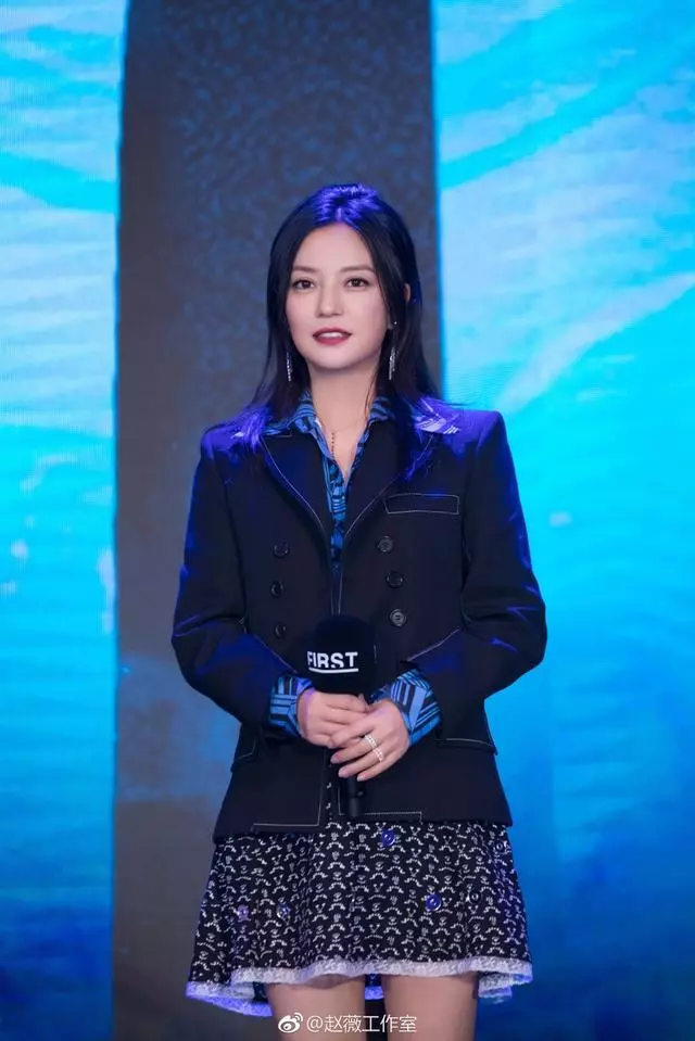 趙薇終於穿美了,可這雙鞋有點辣眼睛!網友:之前鞋子就沒穿對過!