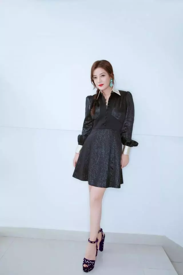 趙薇終於穿美了,可這雙鞋有點辣眼睛!網友:之前鞋子就沒穿對過!