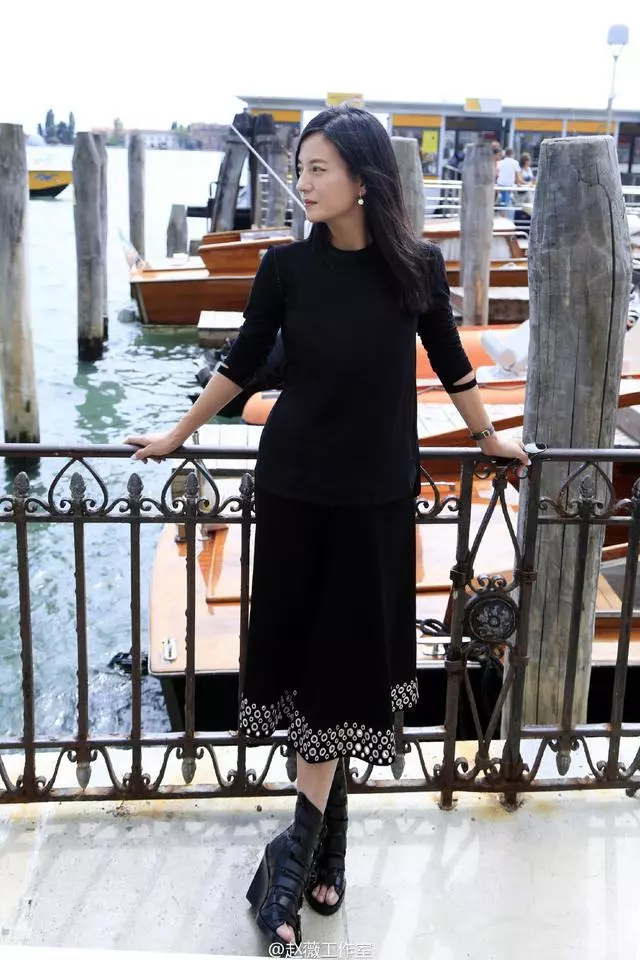 趙薇終於穿美了,可這雙鞋有點辣眼睛!網友:之前鞋子就沒穿對過!