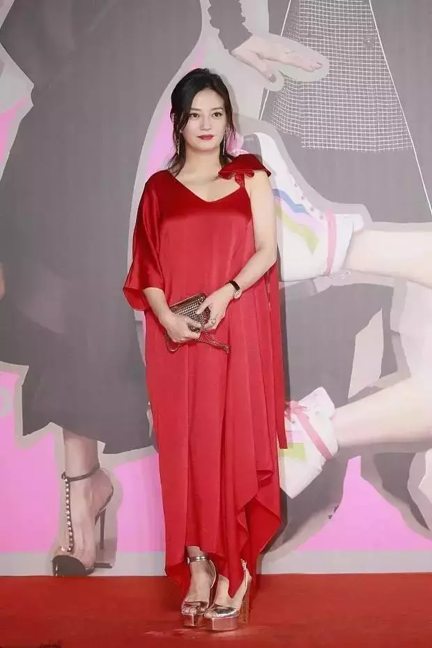 趙薇終於穿美了,可這雙鞋有點辣眼睛!網友:之前鞋子就沒穿對過!