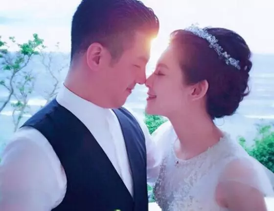 43歲賈靜雯和40歲林若亞,同夫不同命,現狀簡直差之十萬八千裡!