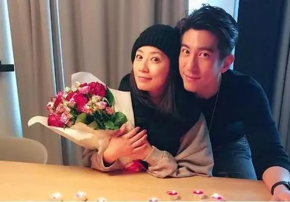 43歲賈靜雯和40歲林若亞,同夫不同命,現狀簡直差之十萬八千裡!