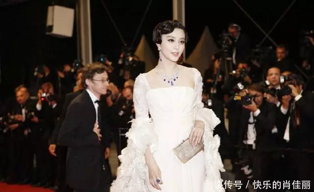 范冰冰出席活動,意外胸前釦子崩開,瞬間讓人大飽眼福咩!