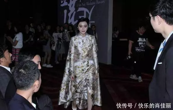 范冰冰出席活動,意外胸前釦子崩開,瞬間讓人大飽眼福咩!