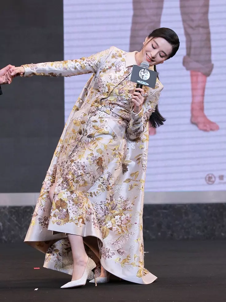 范冰冰出席活動,意外胸前釦子崩開,瞬間讓人大飽眼福咩!