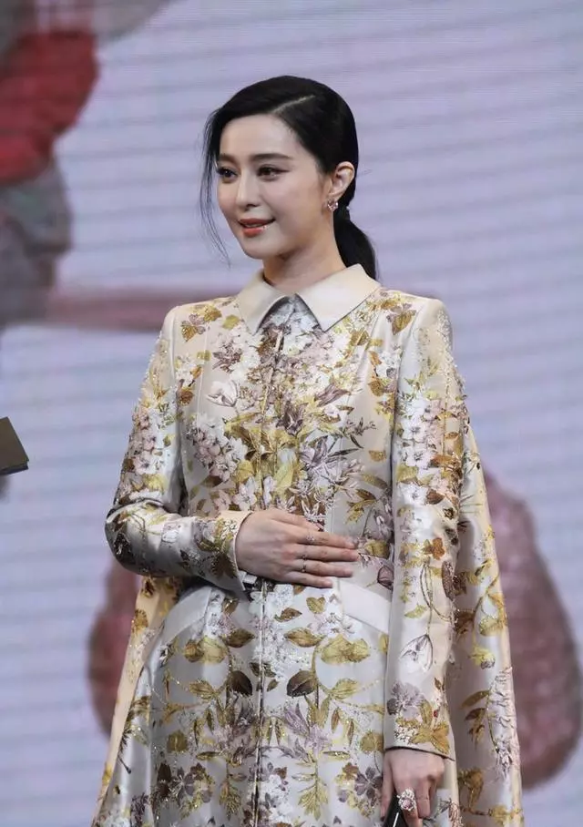 范冰冰出席活動,意外胸前釦子崩開,瞬間讓人大飽眼福咩!