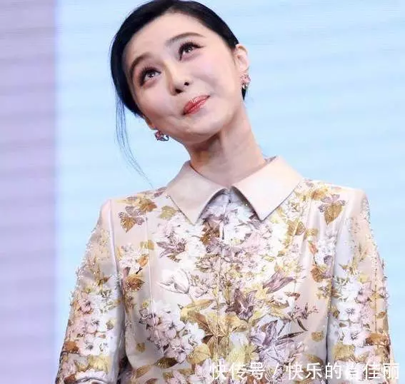 范冰冰出席活動,意外胸前釦子崩開,瞬間讓人大飽眼福咩!