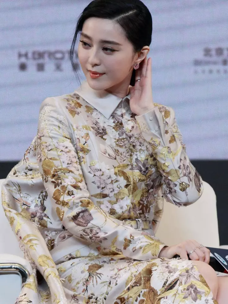 范冰冰出席活動,意外胸前釦子崩開,瞬間讓人大飽眼福咩!
